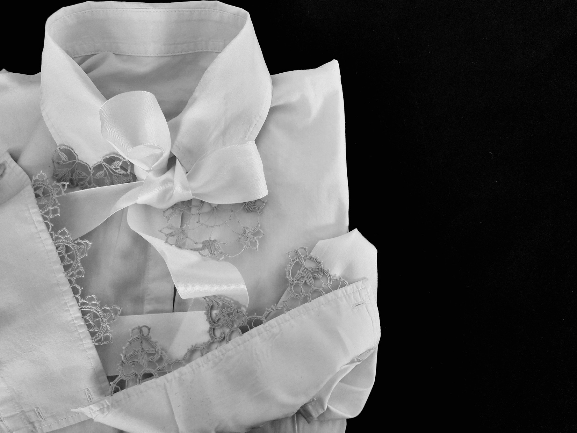 Weiße Bluse mit handgearbeiteter Spitze