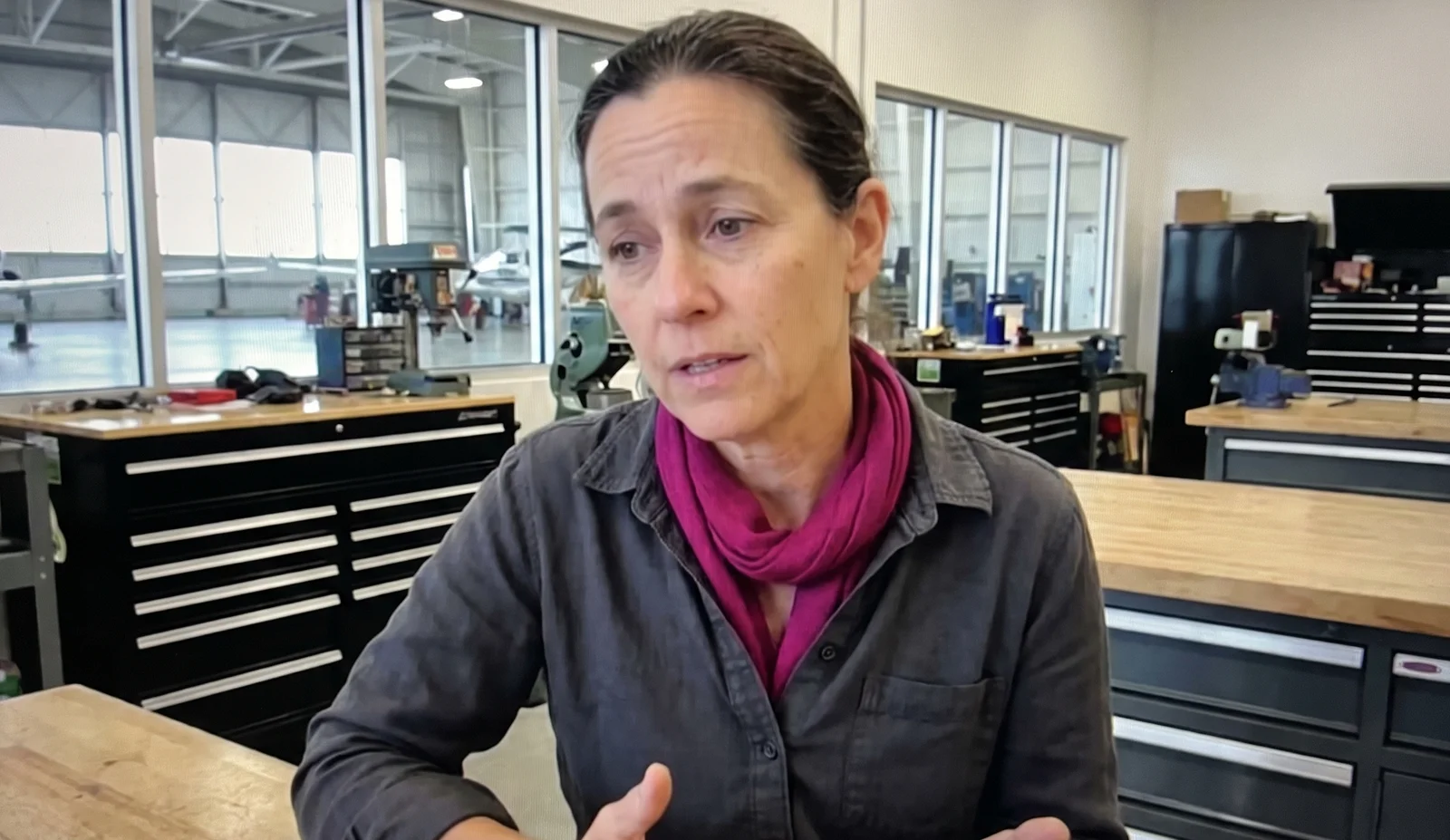 Une technicienne répond en vidéo depuis son atelier