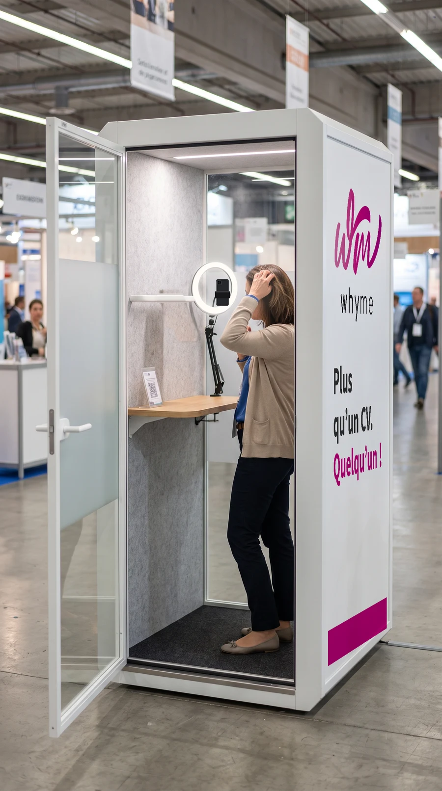 Une visiteuse dans une JobBox sur un salon professionnel