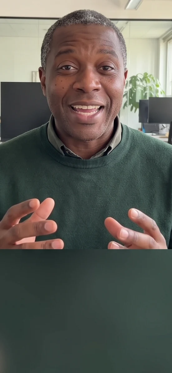 Un homme répond en vidéo depuis un open space avec WhyMe digital