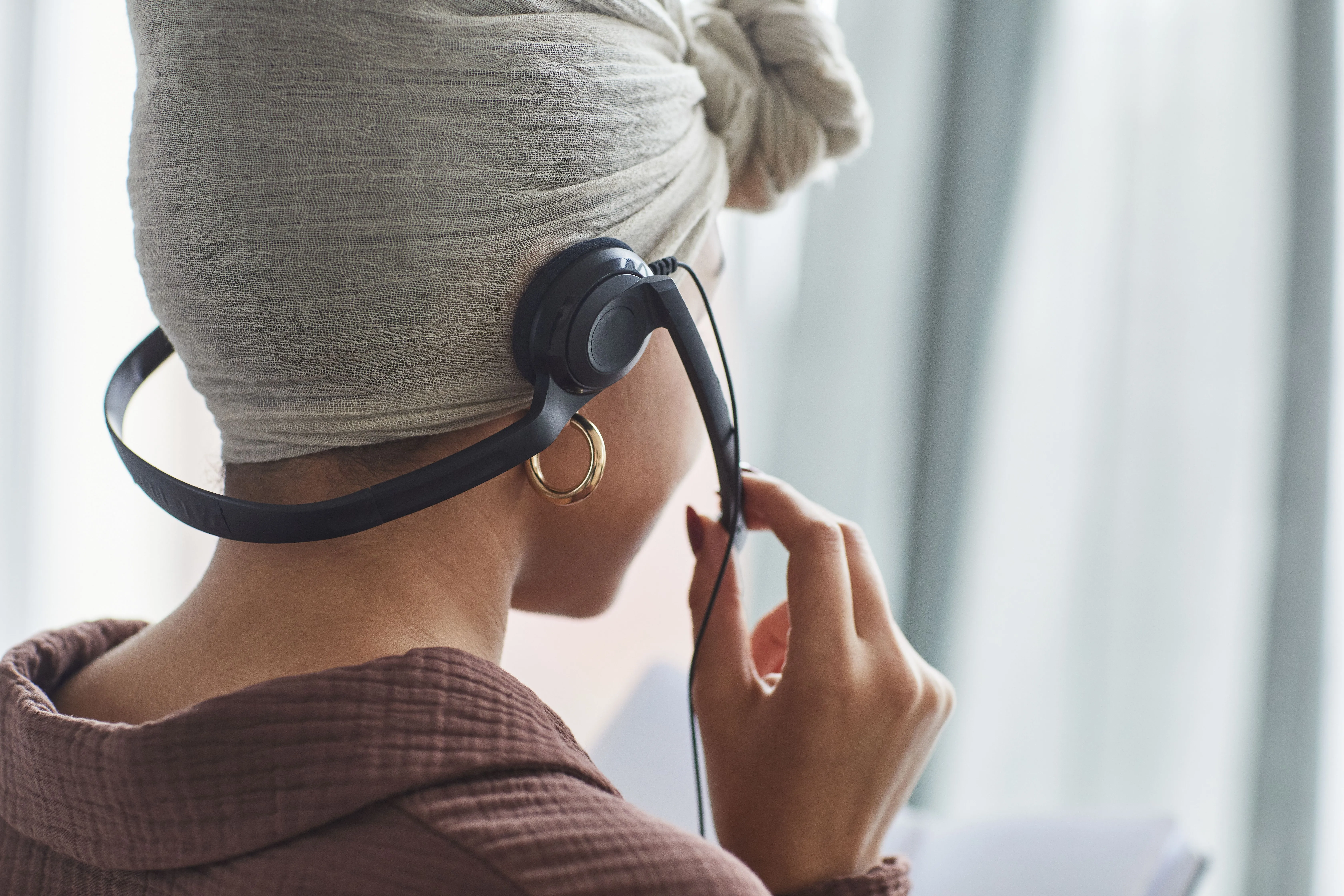 Iemand met een headset, van achteren gezien