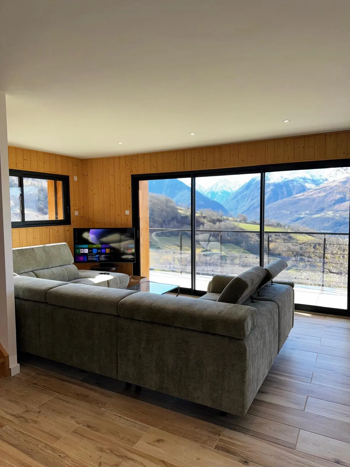 Salon d'un chalet géré par Hestia dans les Hautes-Pyrénées