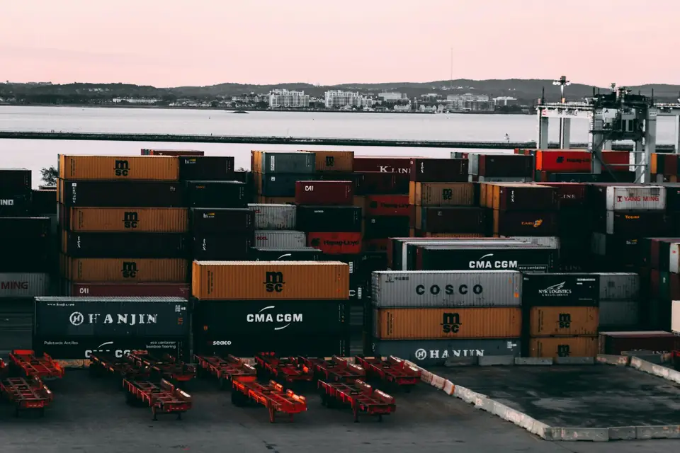 Air Freight vs Ocean Freight: Choosing the Right Option for Your Shipment