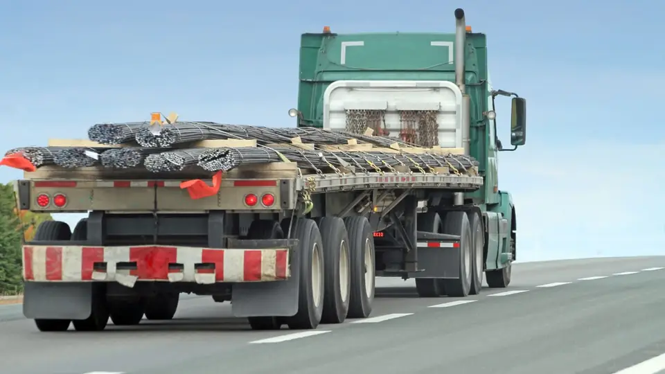 Flatbed vs Step Deck Shipping: Which Is Right for Your Freight?