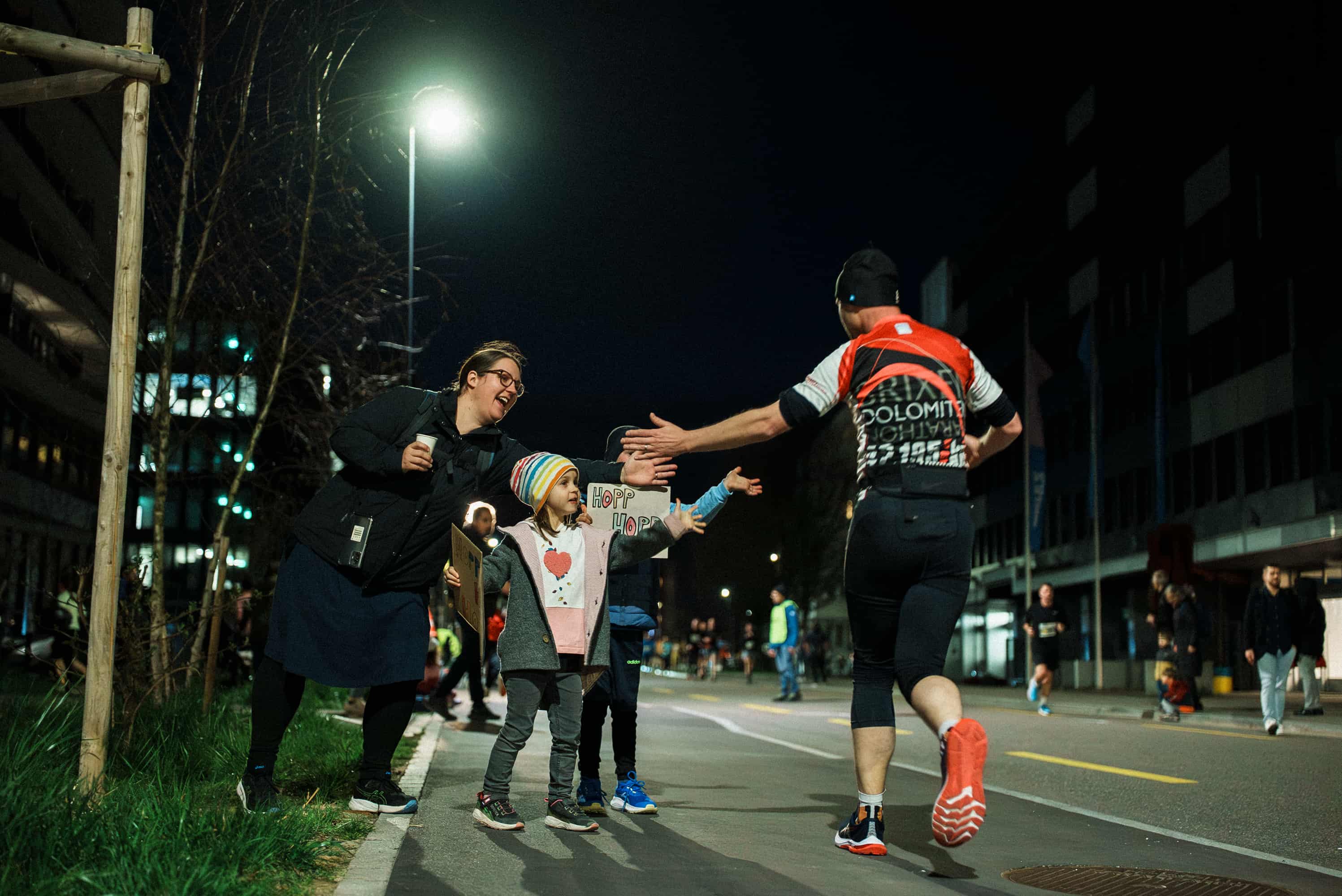 Abklatschen mit Kindern am Streckenrand beim NightRun Zürich 2025