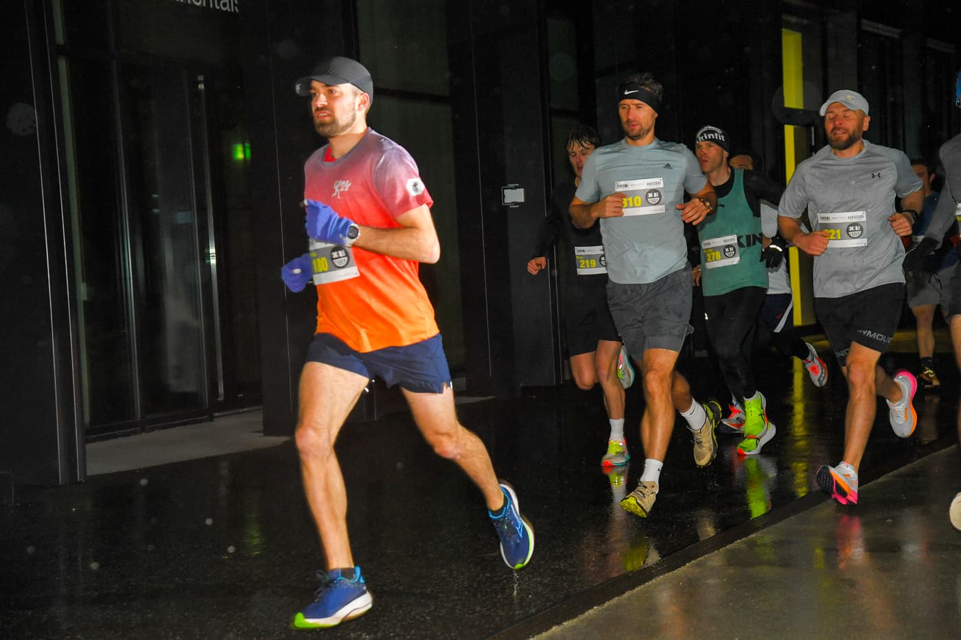 Läufergruppe in nasser Nacht beim NightRun Zürich in Dübendorf