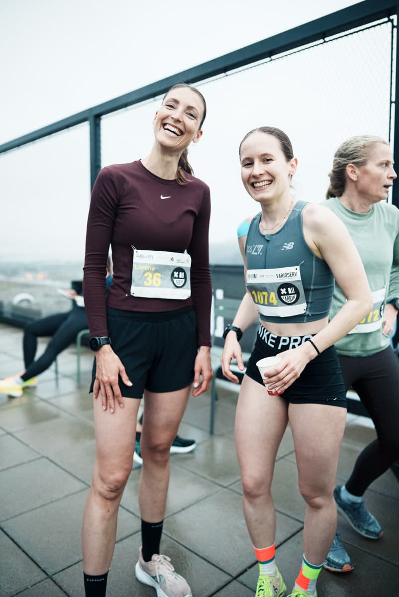 Zwei strahlende Läuferinnen auf der Dachterrasse in Dübendorf vor dem Tower Run des NightRun