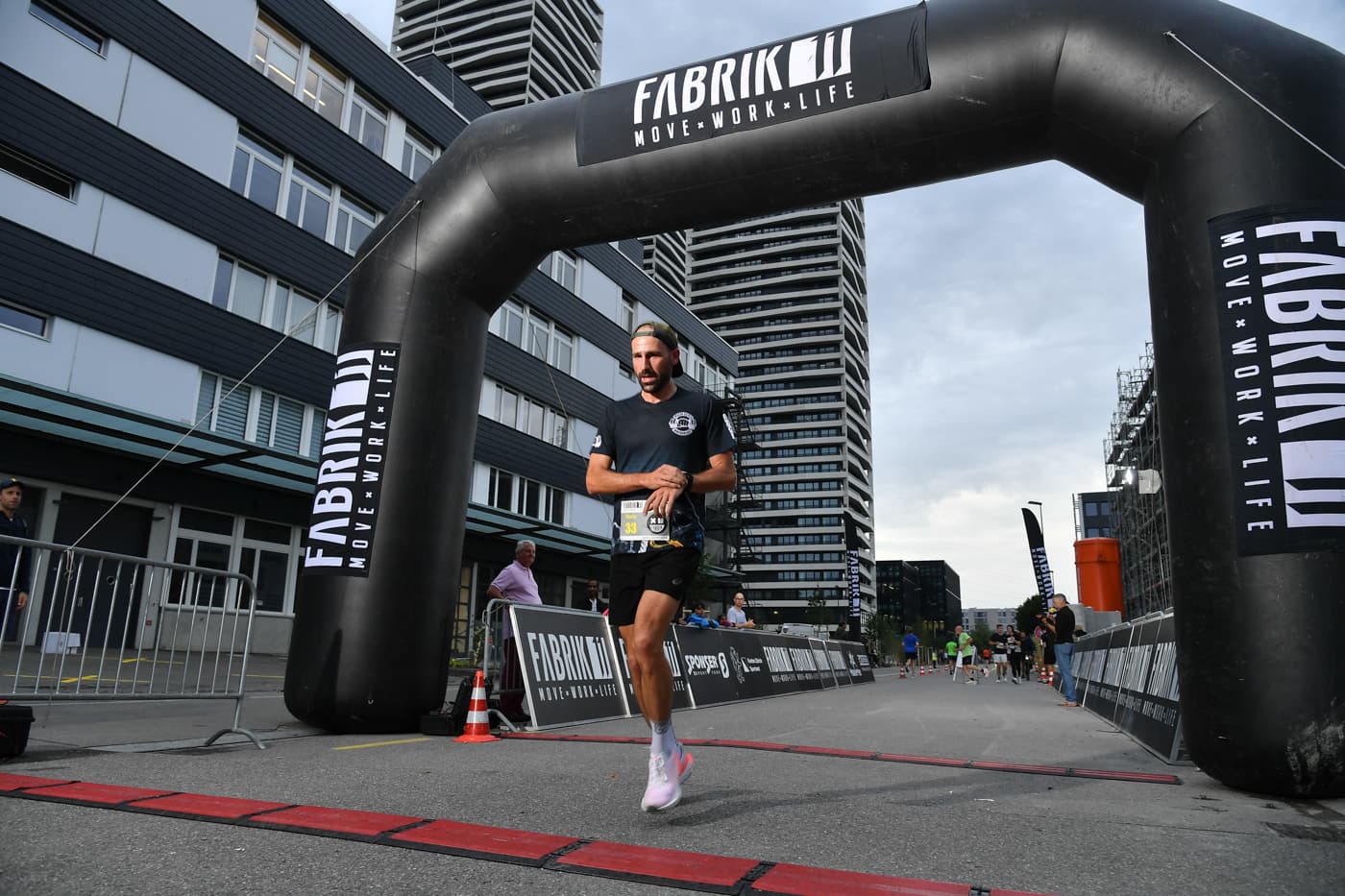 Zielbogen der FABRIK11 beim NightRun Zürich 2024 in Dübendorf