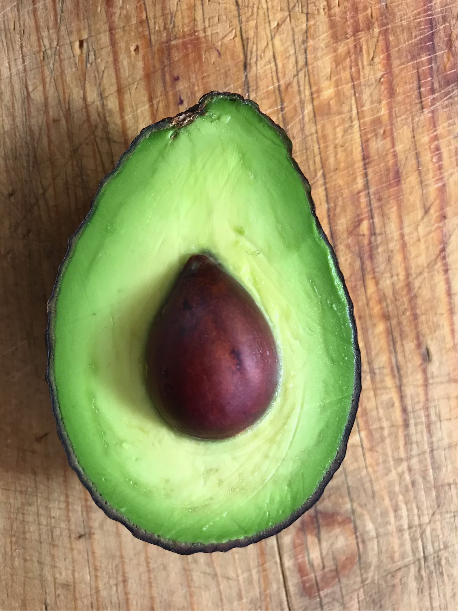 A half-cutted avocado from DisFruta Mich