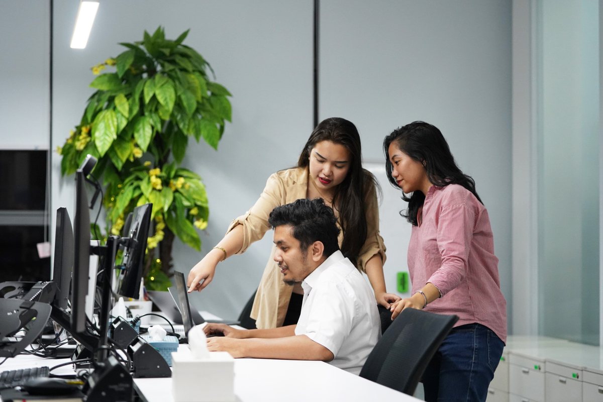Tim Logiframe bekerja bersama di meja kerja di kantor Jakarta.