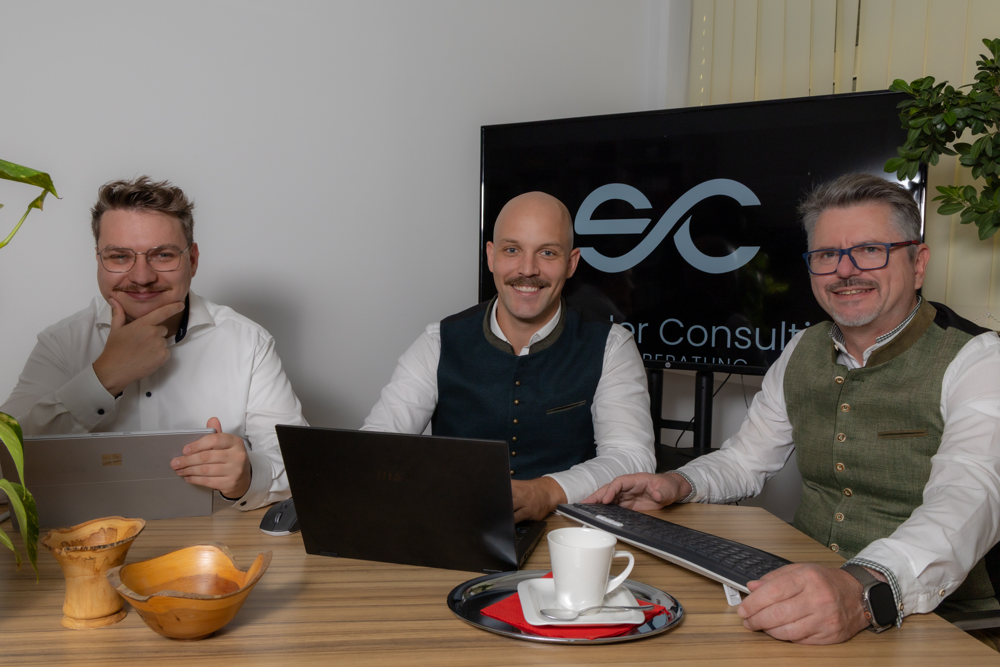 Das Team von Schneider Consulting bei einer Besprechung in der Kanzlei in Graz-Wetzelsdorf
