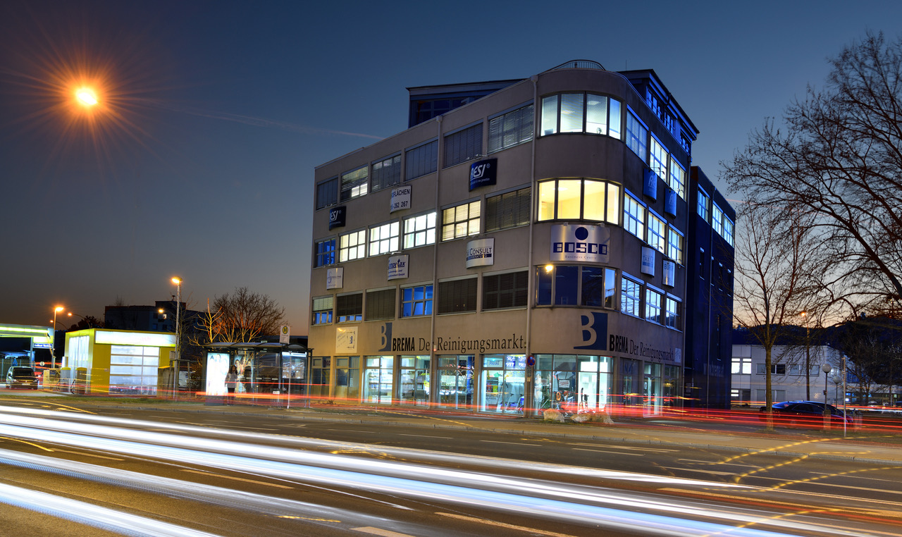 Kanzleistandort von Schneider Consulting in Graz-West in der Abenddämmerung