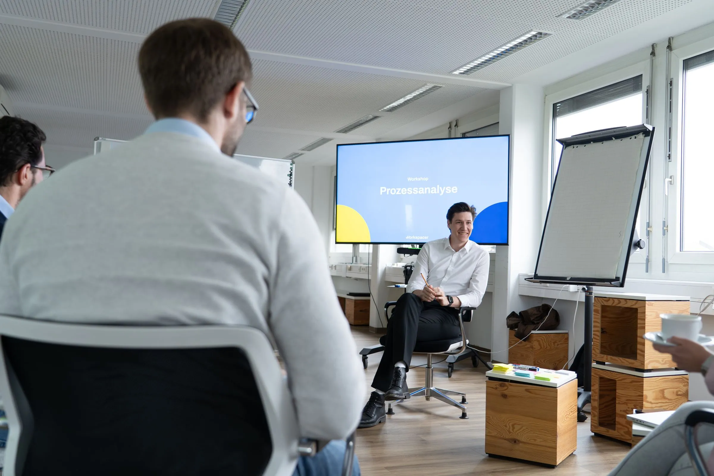 Workspacer-Team analysiert Prozesse in einem Workshop am Whiteboard