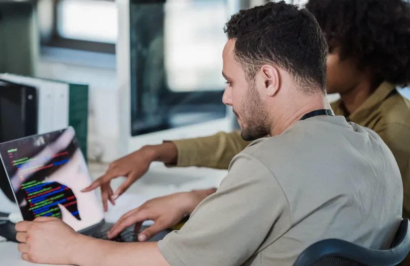 Entwickler arbeiten gemeinsam an einer Automatisierung