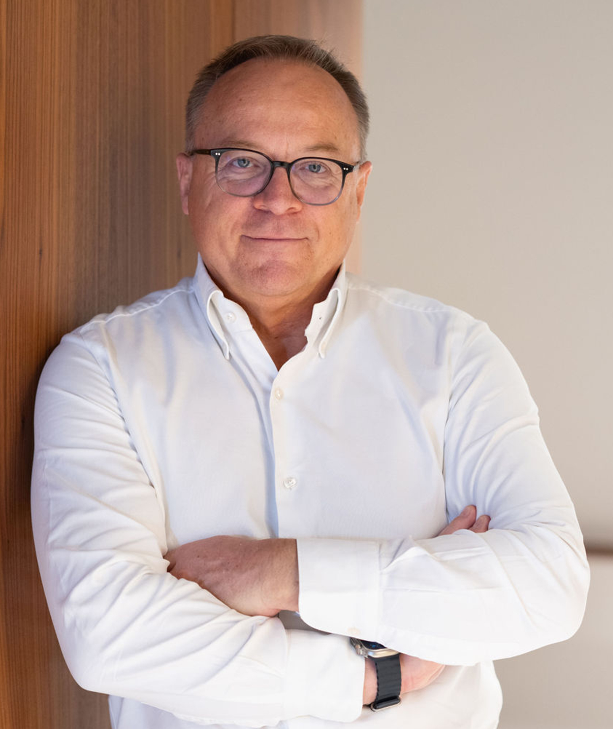Prof. Dr. Dirk Hempel in seinem Büro mit weißem Hemd.