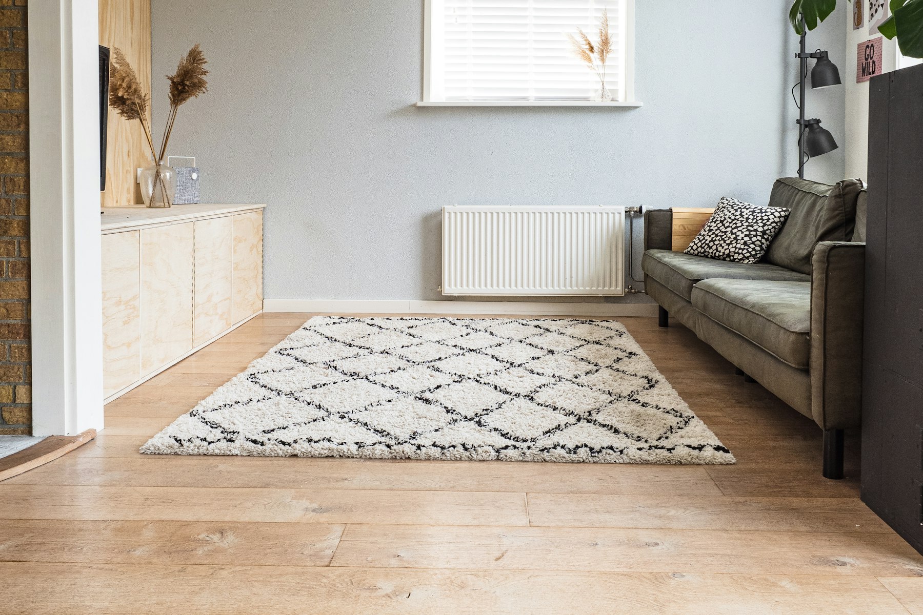 Tapis blanc à motifs noirs dans un salon lumineux
