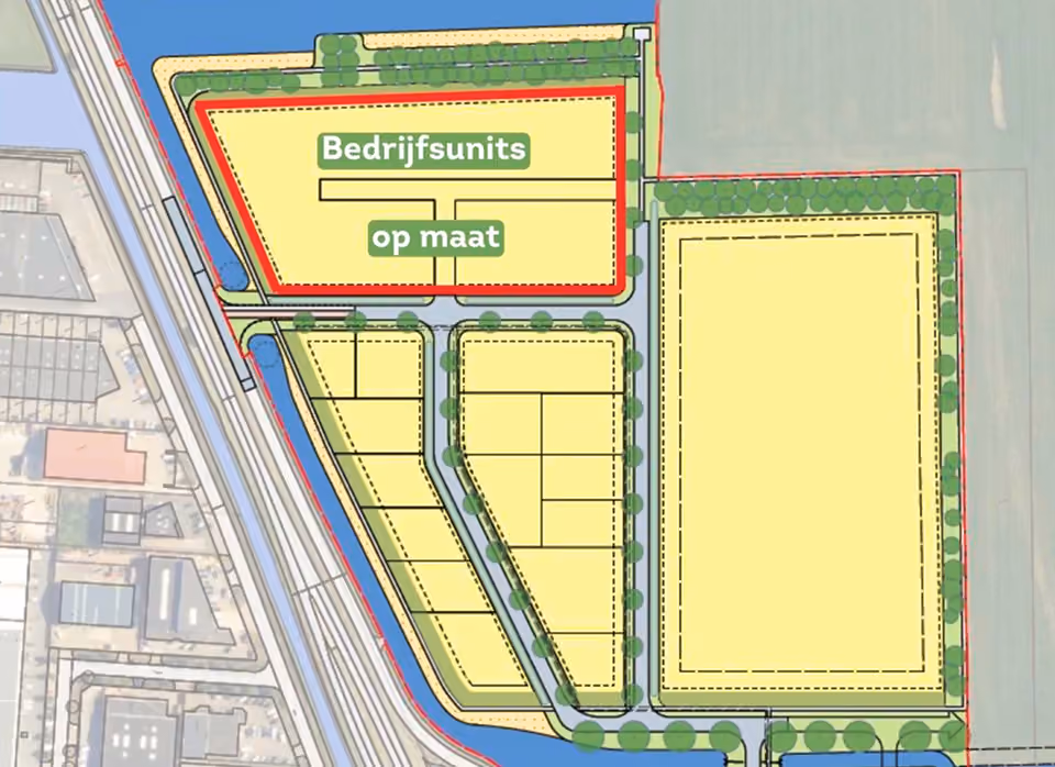 Map layout of a business park area labeled 'Bedrijfsunits op maat' showing various divided yellow plots outlined in black and red with green borders and surrounded by roads and water channels.