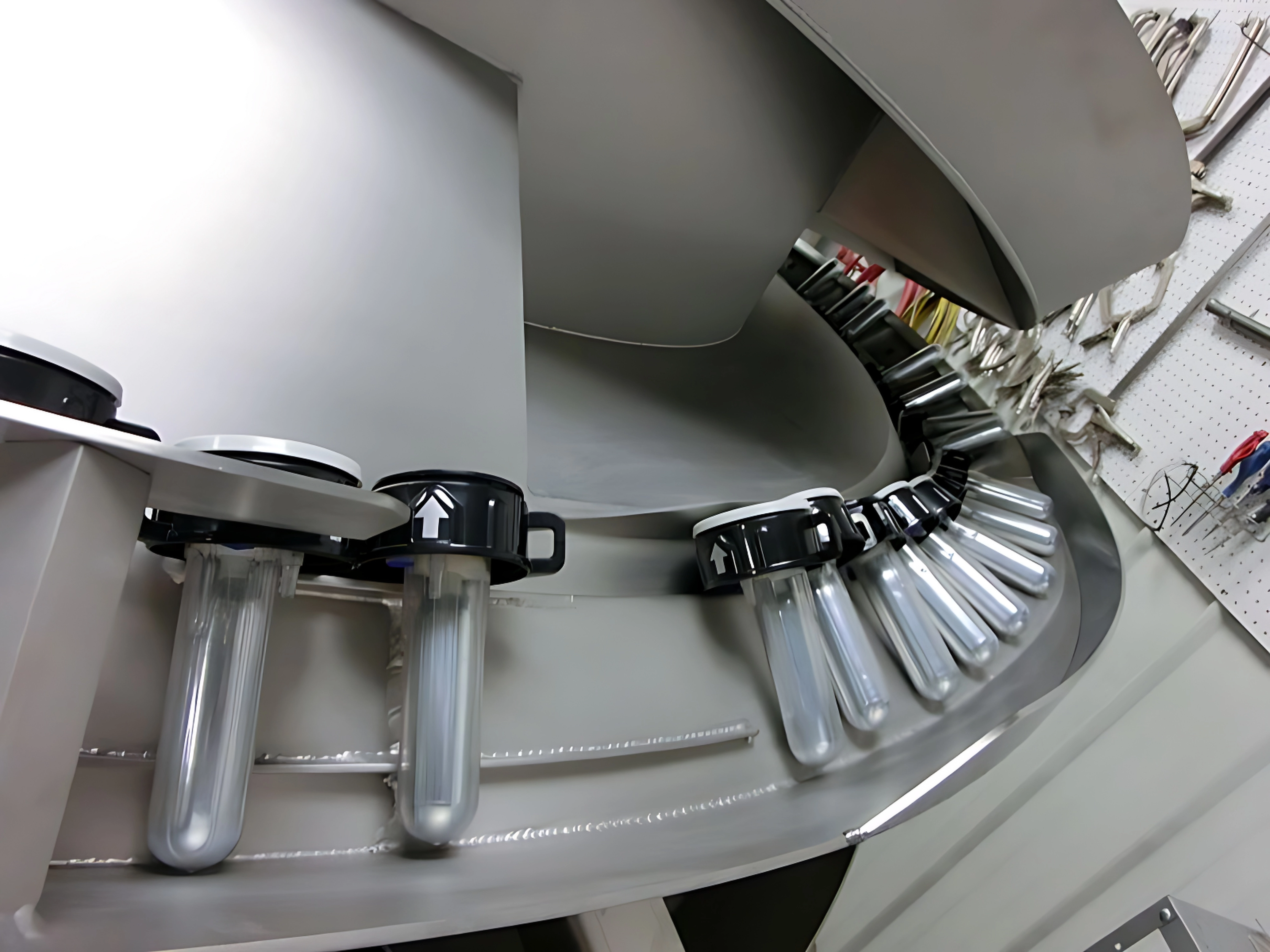 Feeder system handling pharmaceutical vials