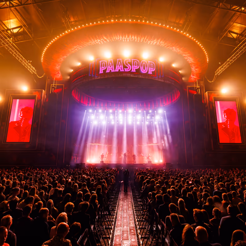 Het podium van Apollo met het Paaspop-logo boven een volle zaal