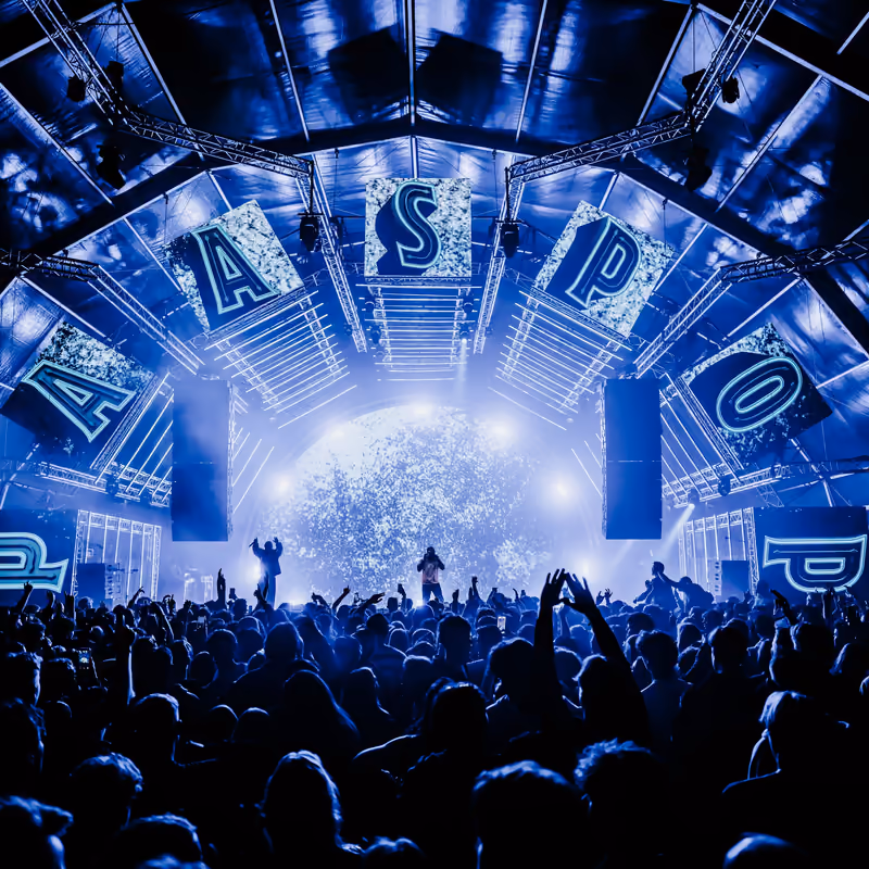 Een volle Roxy onder de verlichte Paaspop-letters in blauw licht