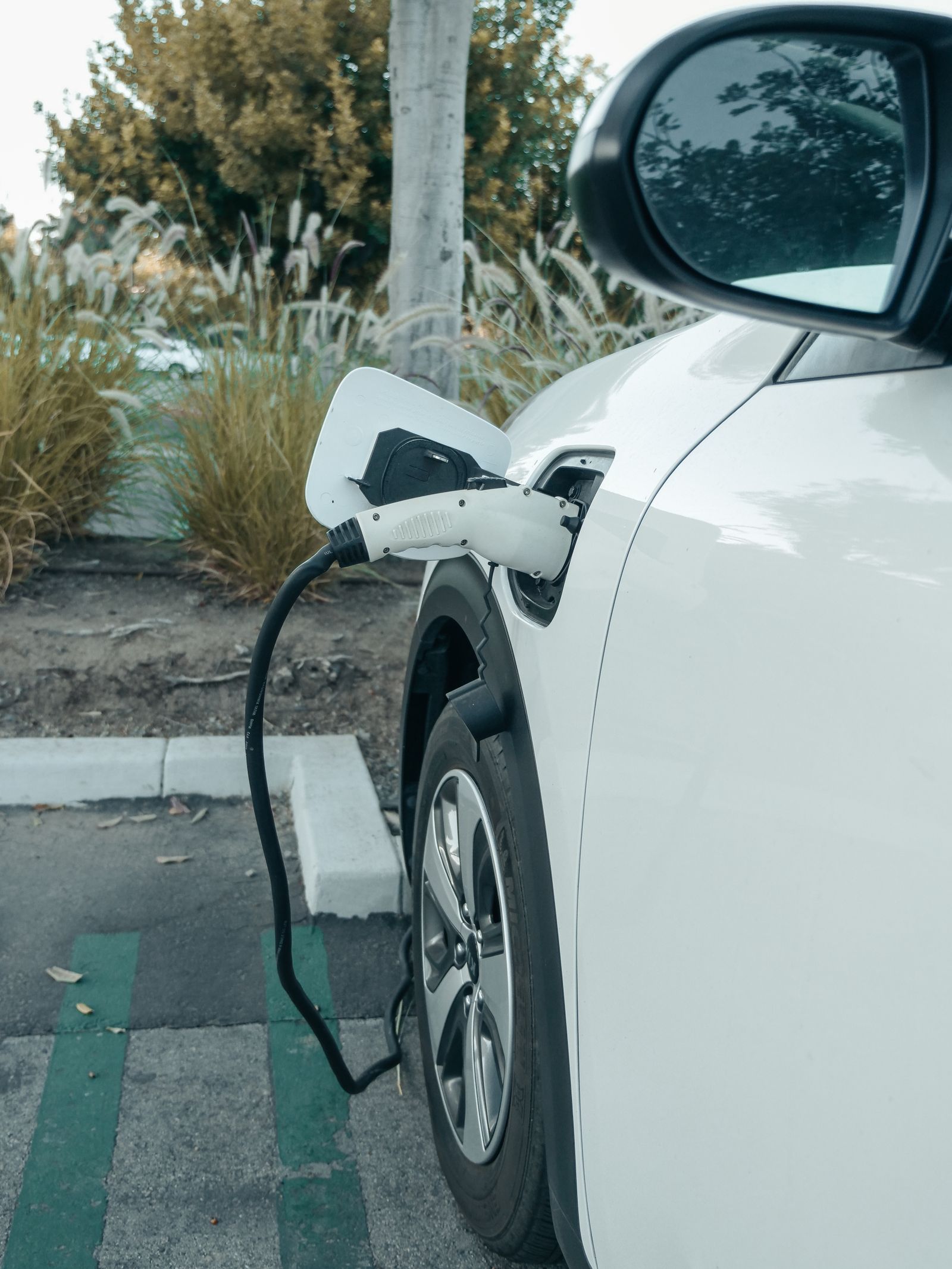 Samochód elektryczny podłączony do stacji ładowania