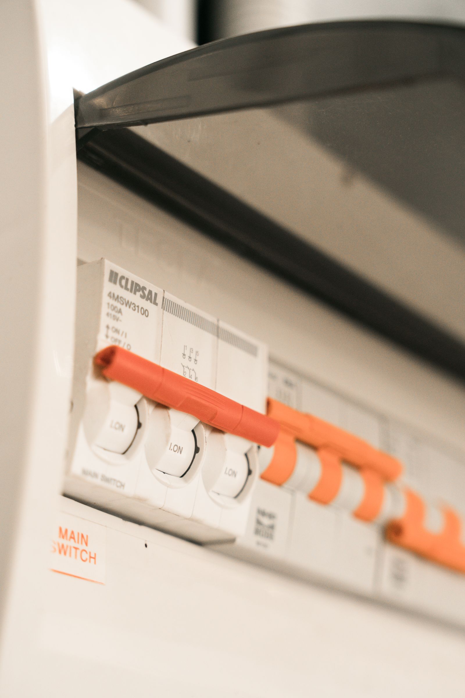 Wyłączniki w rozdzielnicy elektrycznej