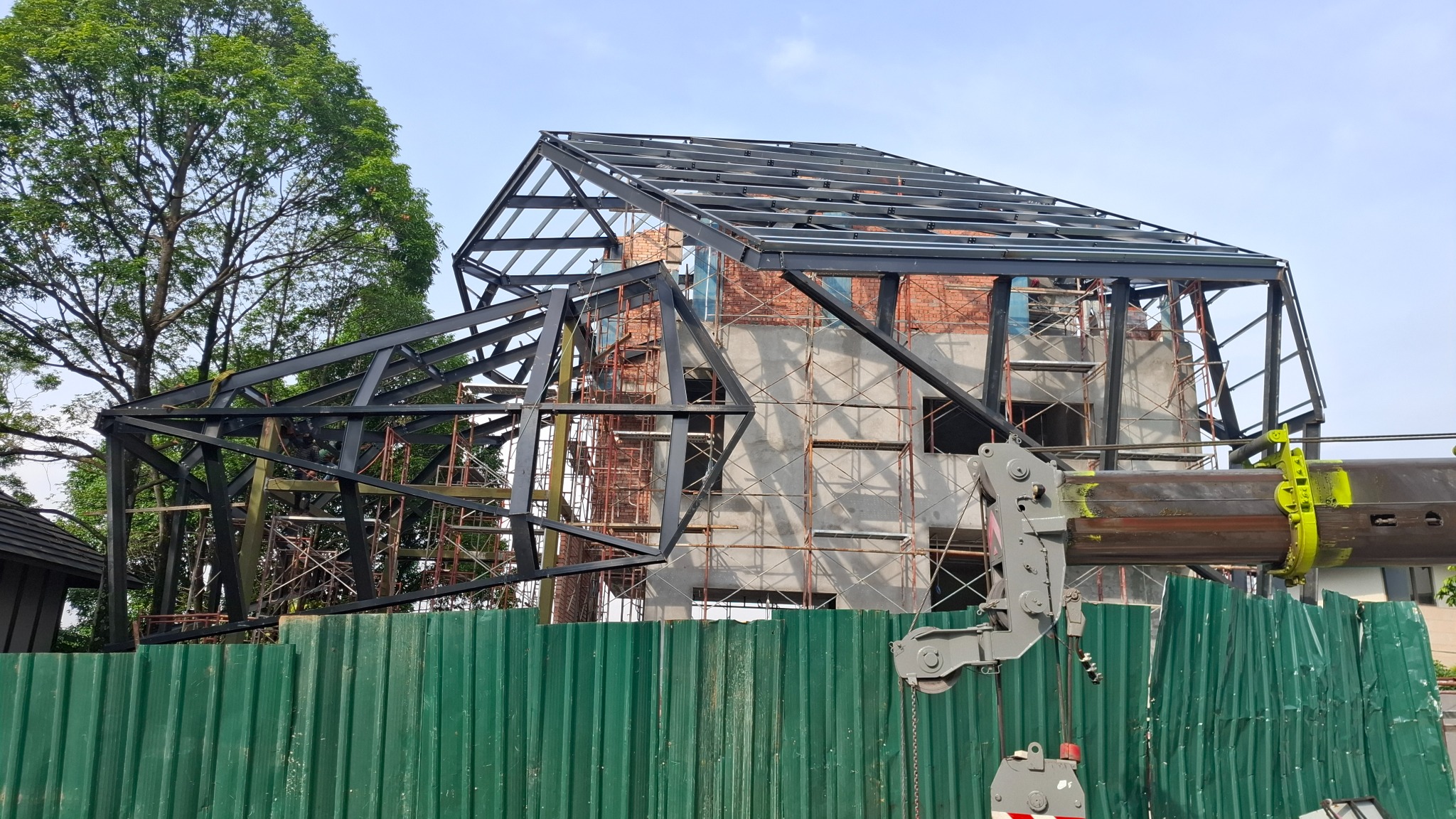 Constructing the folded steel roof