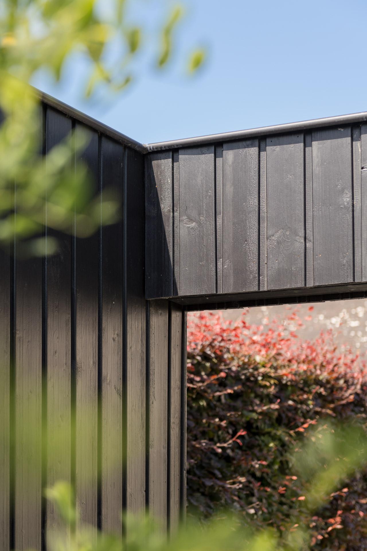 Houten bijgebouw in de tuin
