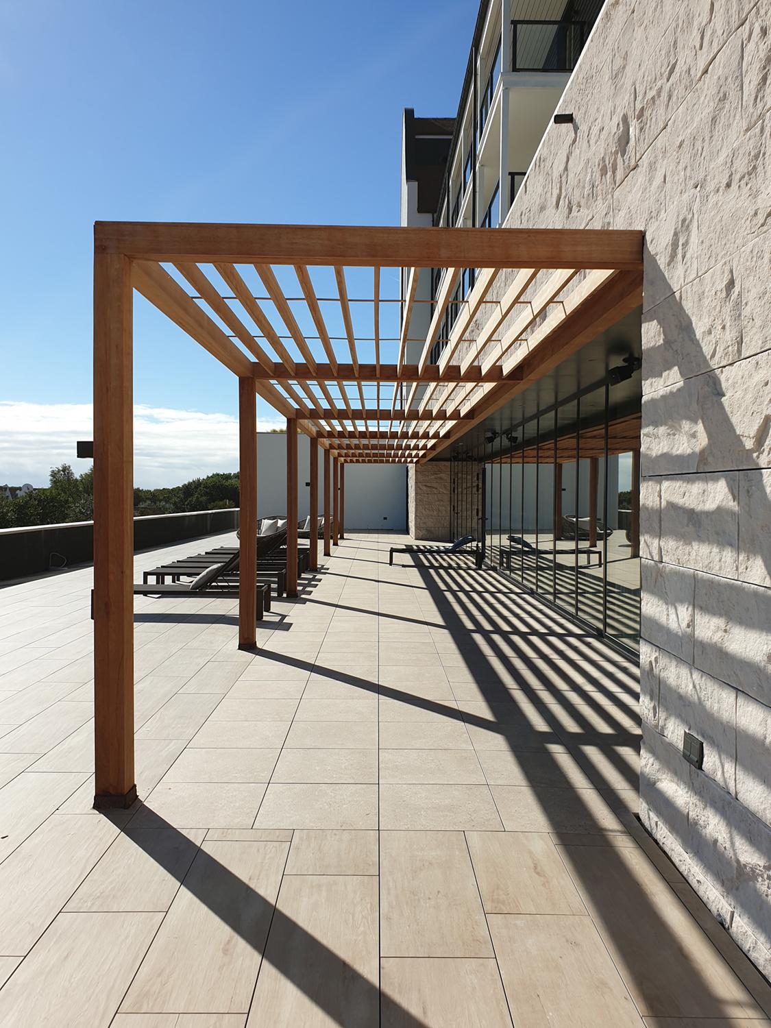 Houten carport door Entre-porte