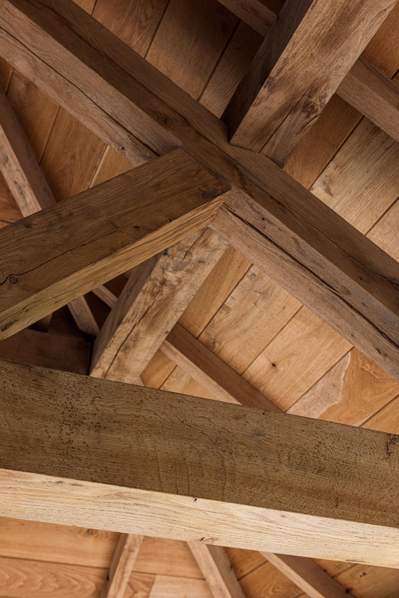 Houten bijgebouw met overkapping