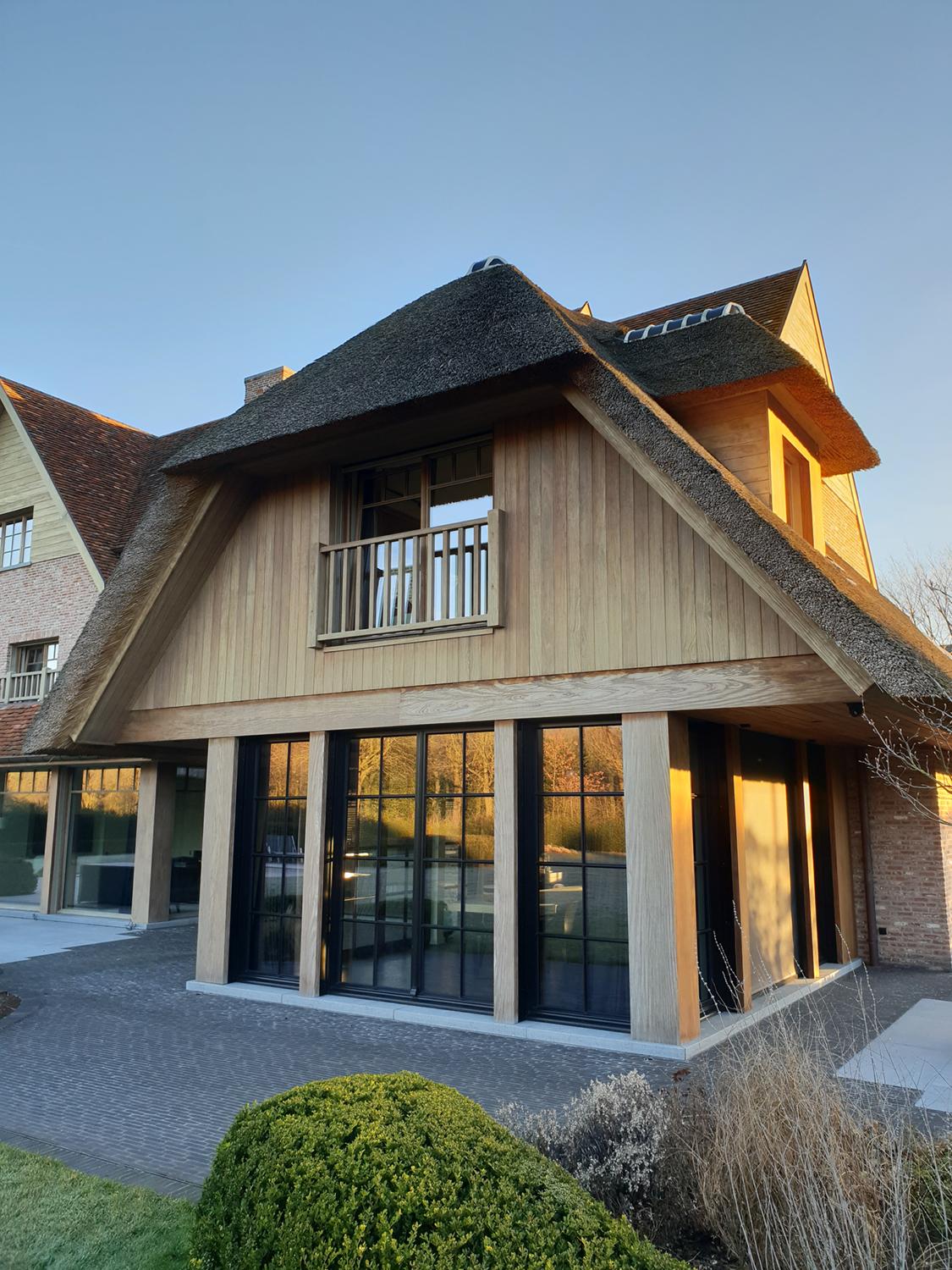 Zwart gebeitste houten constructie