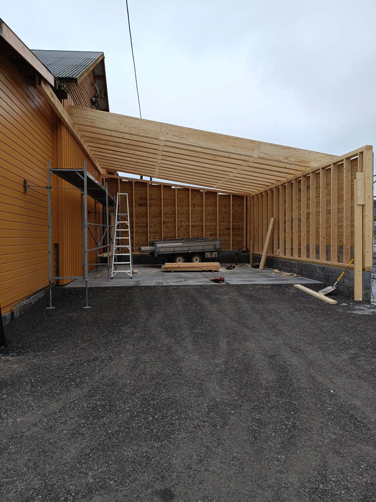 Reisverk og takbjelker til carport under bygging