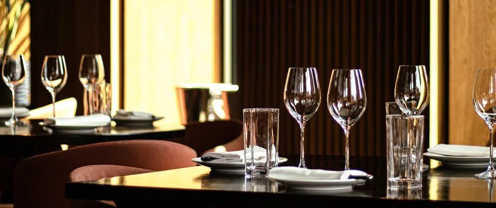Salle de restaurant d'hôtel dressée pour le service
