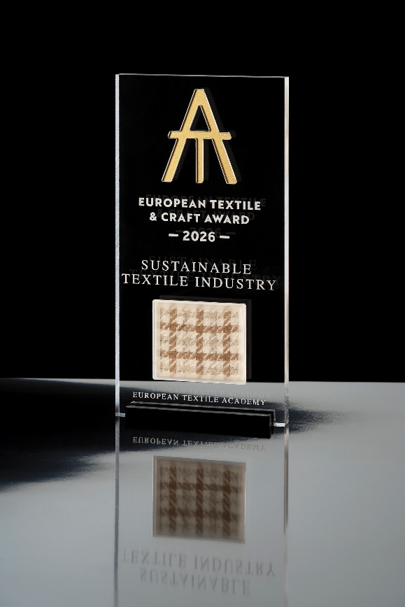 Trophäe des European Textile & Craft Award 2026 mit einem Stoffmuster von Lanificio Bottoli