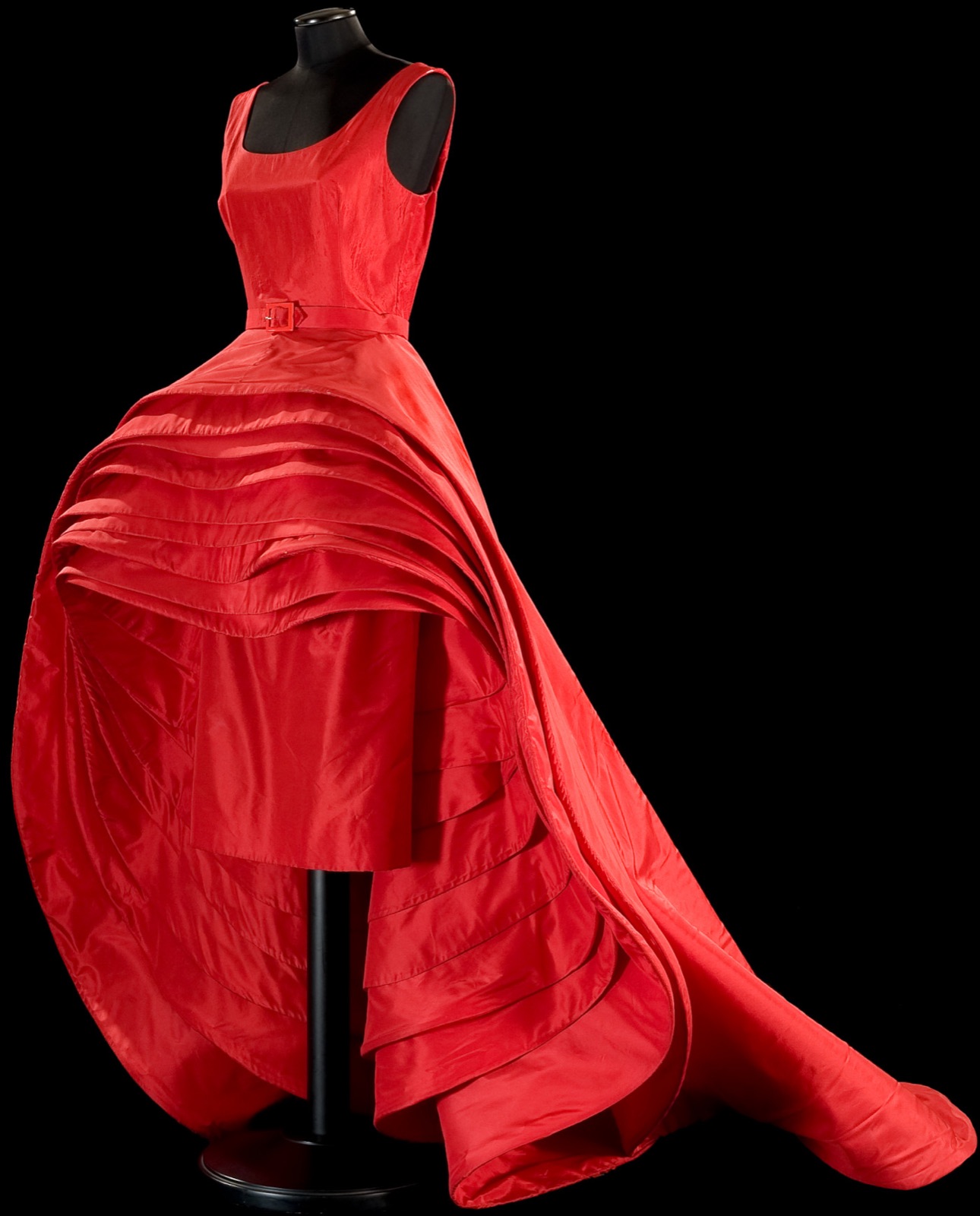 Rotes Abendkleid von Roberto Capucci auf schwarzem Hintergrund