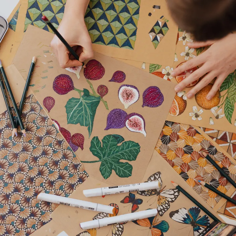 A Simple Pattern: Musterentwürfe auf Papier mit Stiften