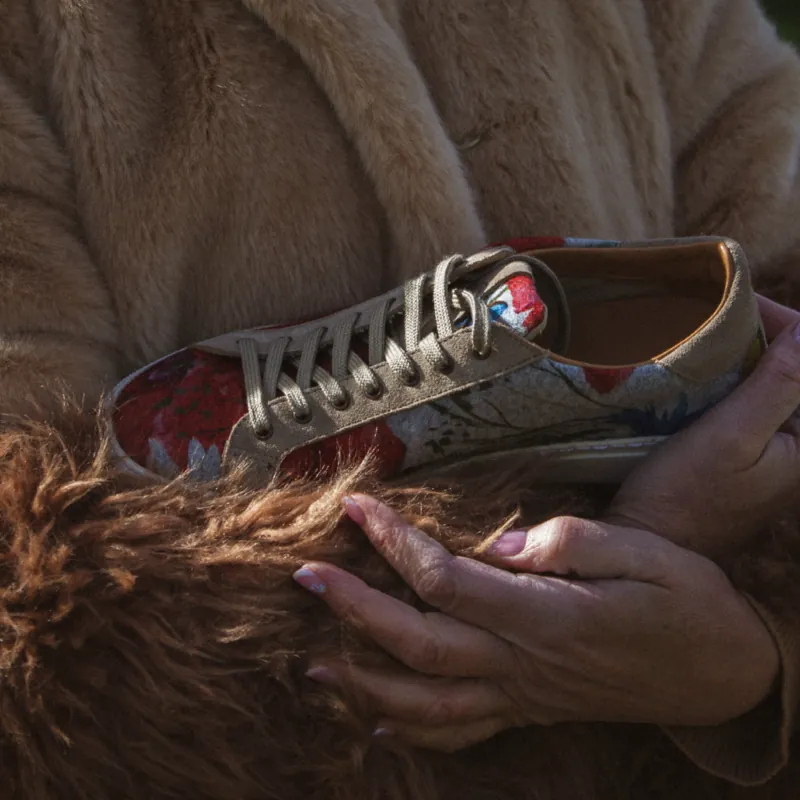 Gipfelwind: bemalter Sneaker in den Händen