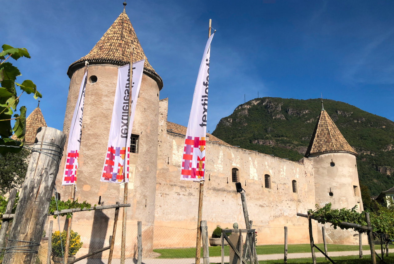 Schloss Maretsch in Bozen mit Fahnen des Textilefestivals