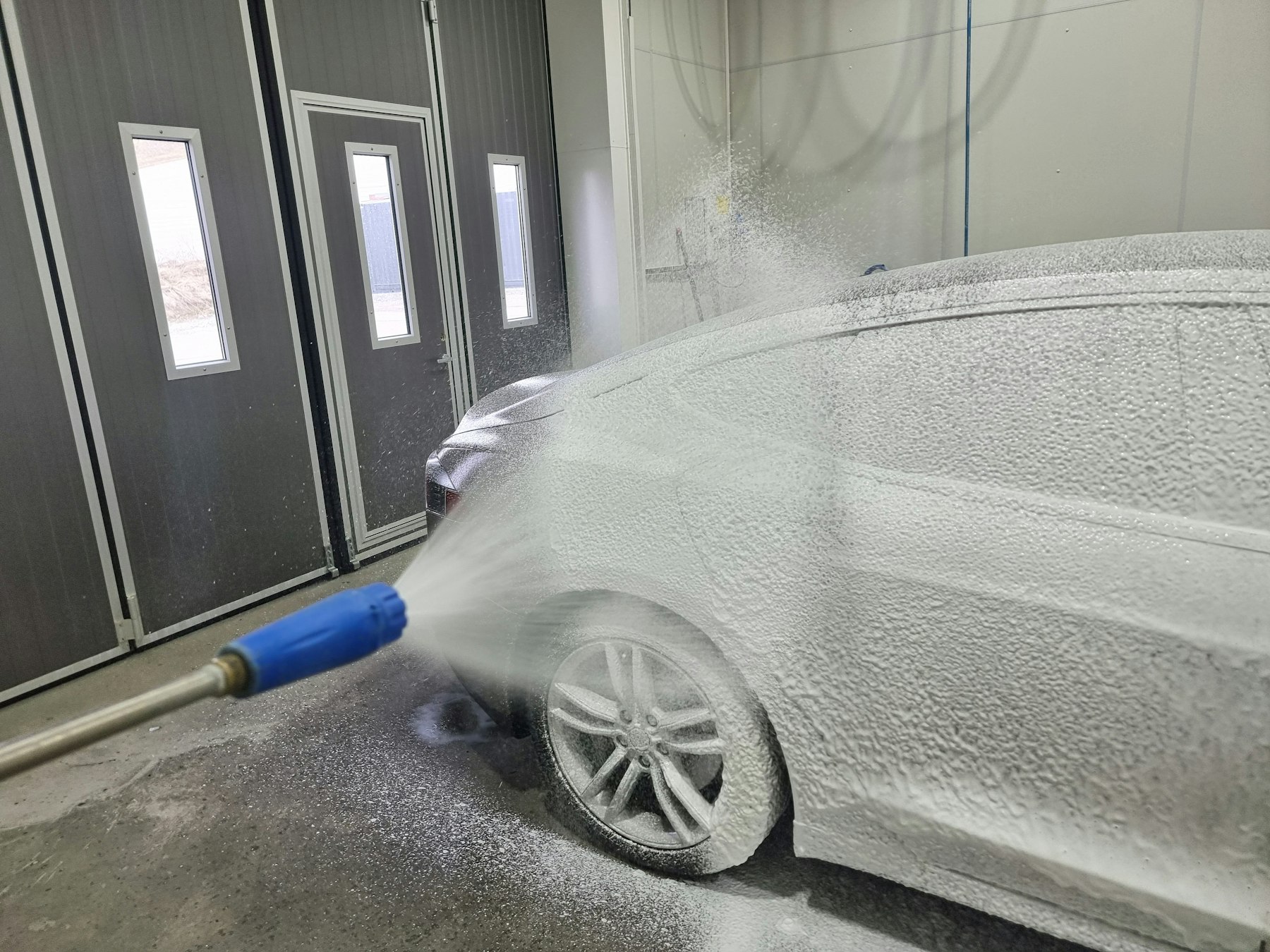 Bil i skumvask i en vaskehall fra Chem-Tech