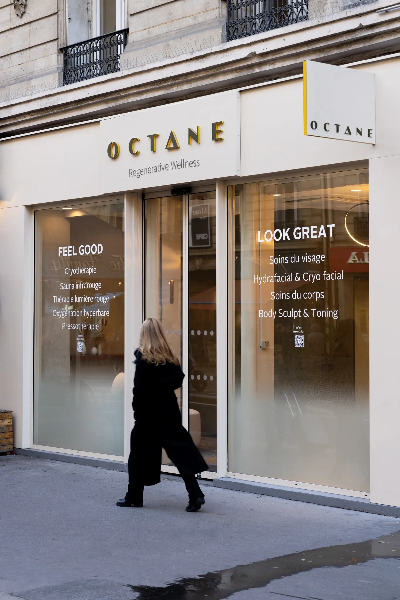 Une cliente entre au studio Octane, rue La Fayette à Paris