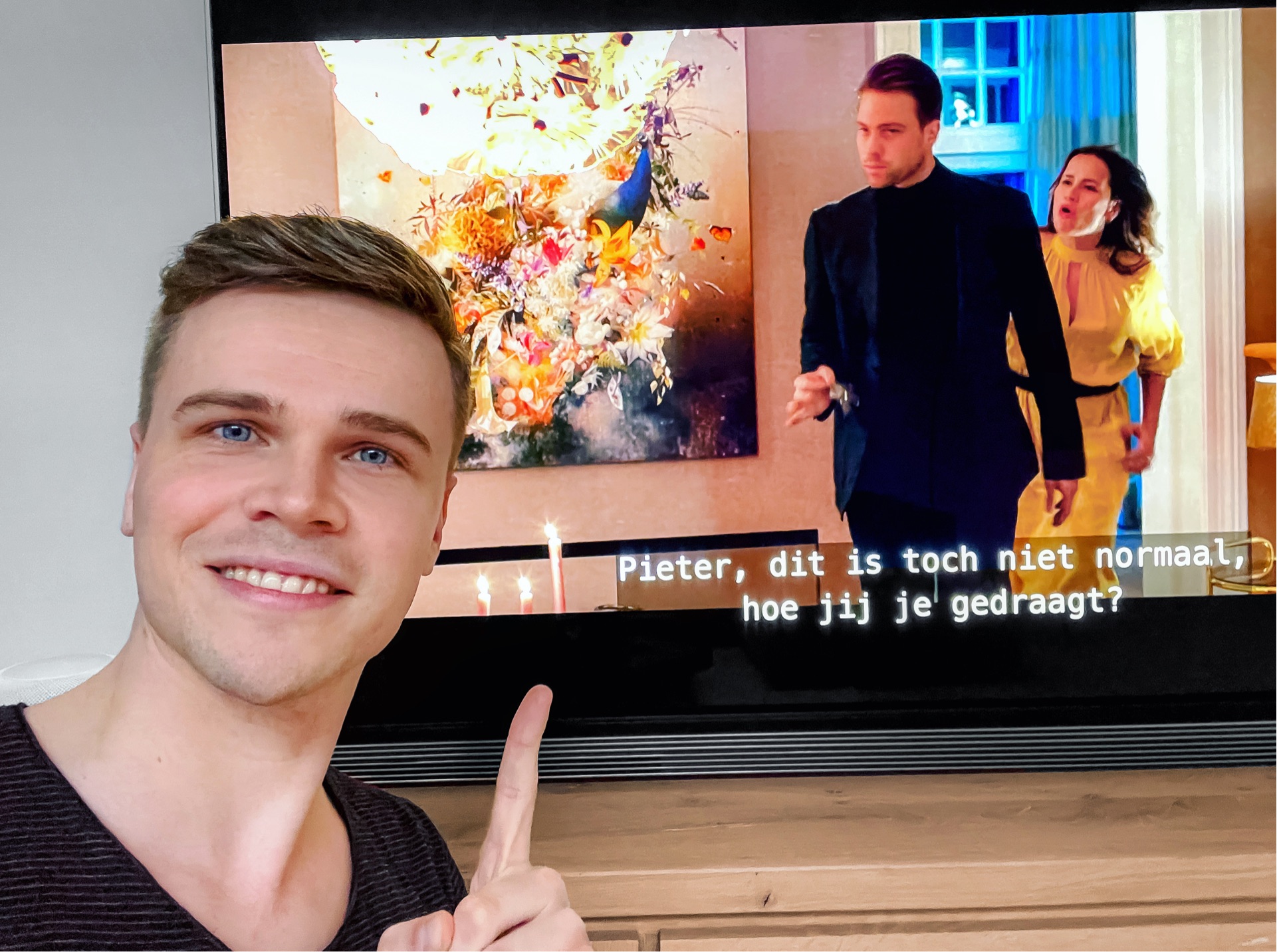 jesper krijgsman pointing out his artwork "The Beacon" in the dutch film "Alles is zoals het zou moeten zijn".