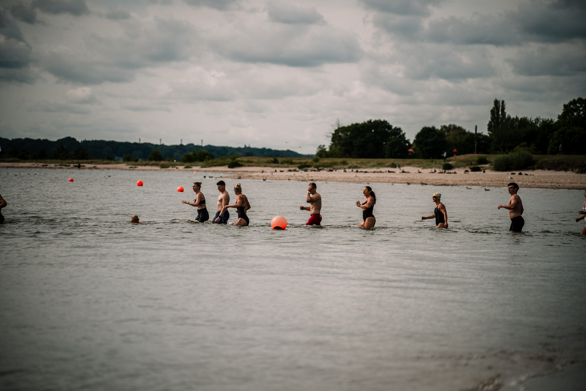 Gruppe trainiert im flachen Wasser am Strand