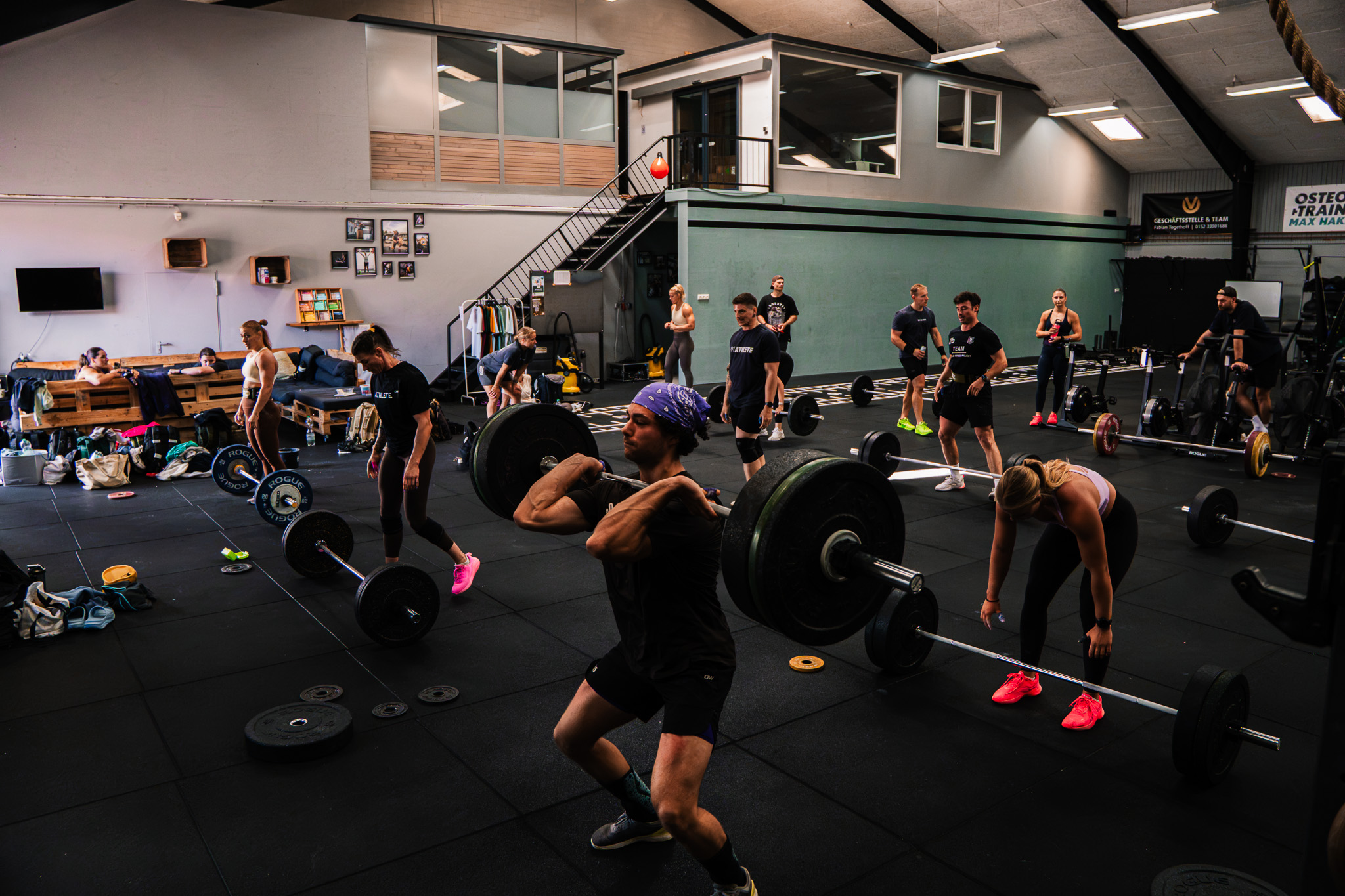 Athleten beim Gewichtheben in der Halle beim RTG Camp in Kiel