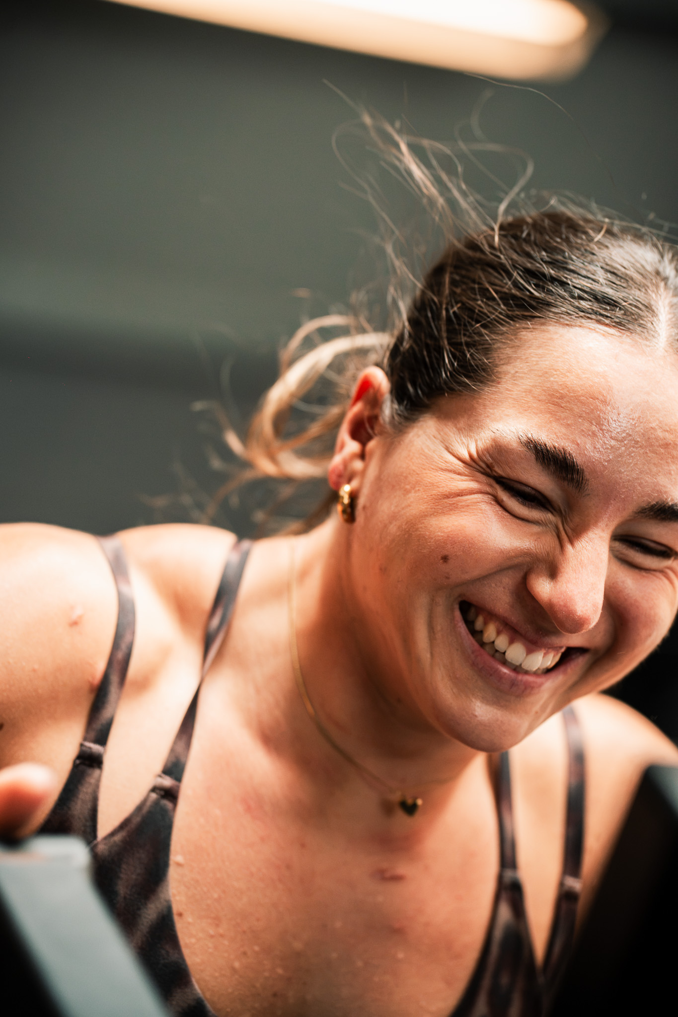 Athletin lacht während des Trainings
