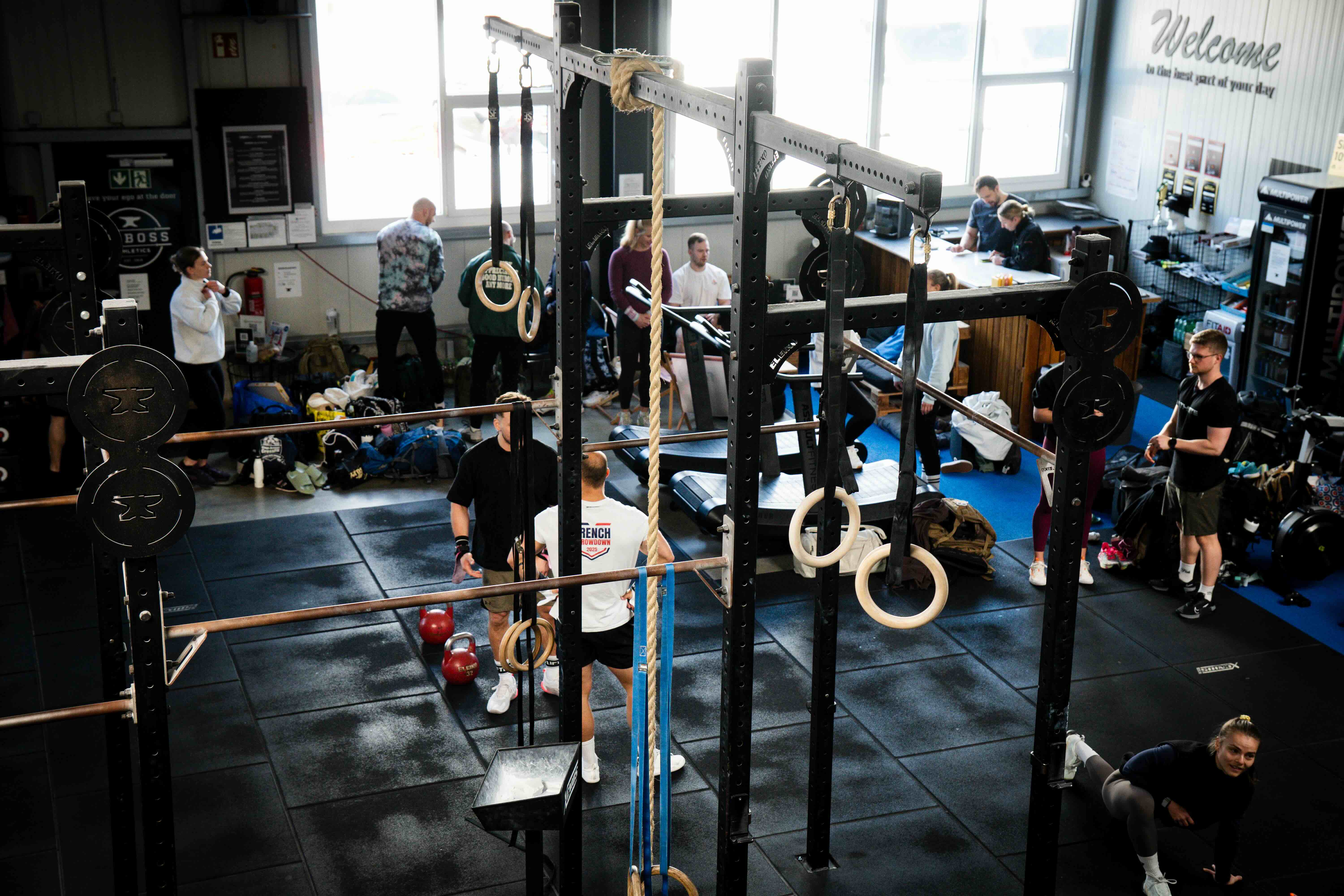 Blick von oben in die Halle, Athleten trainieren an Rigs und Ringen