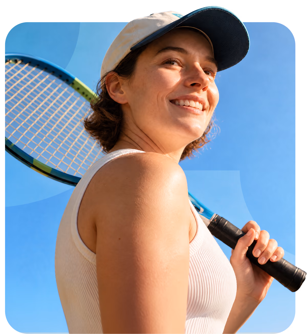 Leende kvinna med ett tennisracket över axeln