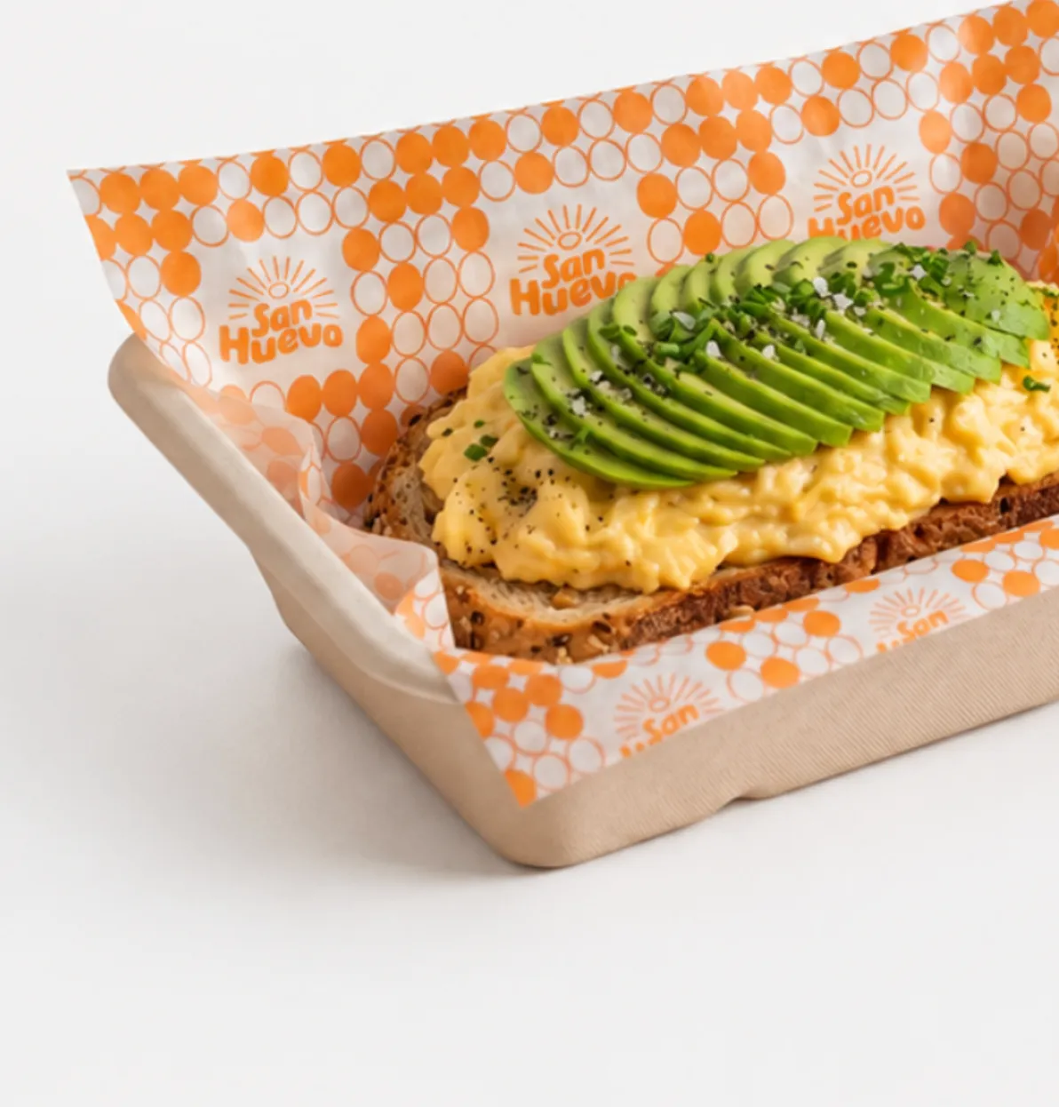 Egg toast con palta sobre papel San Huevo