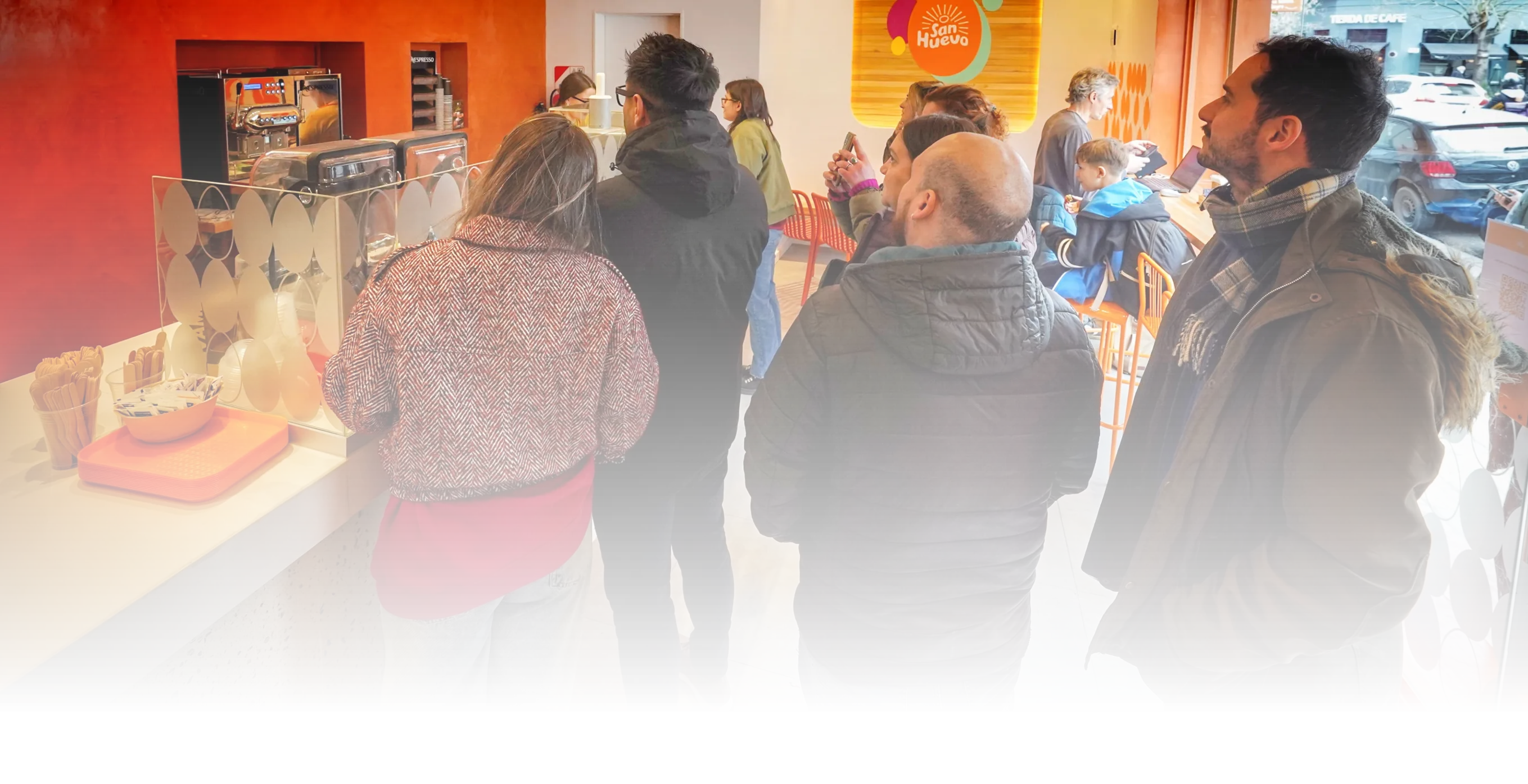 Clientes haciendo su pedido en el primer local de San Huevo
