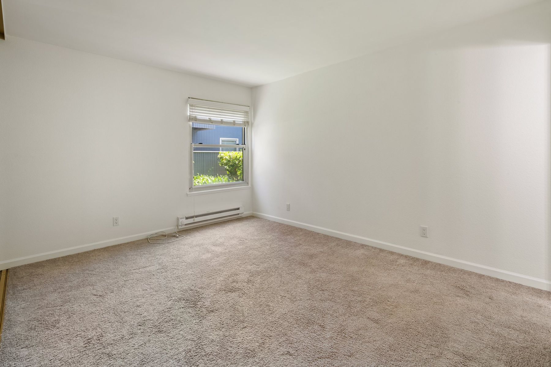 An empty bedroom before virtual staging, San Francisco Bay Area. Virtual staging by Lumiful Media