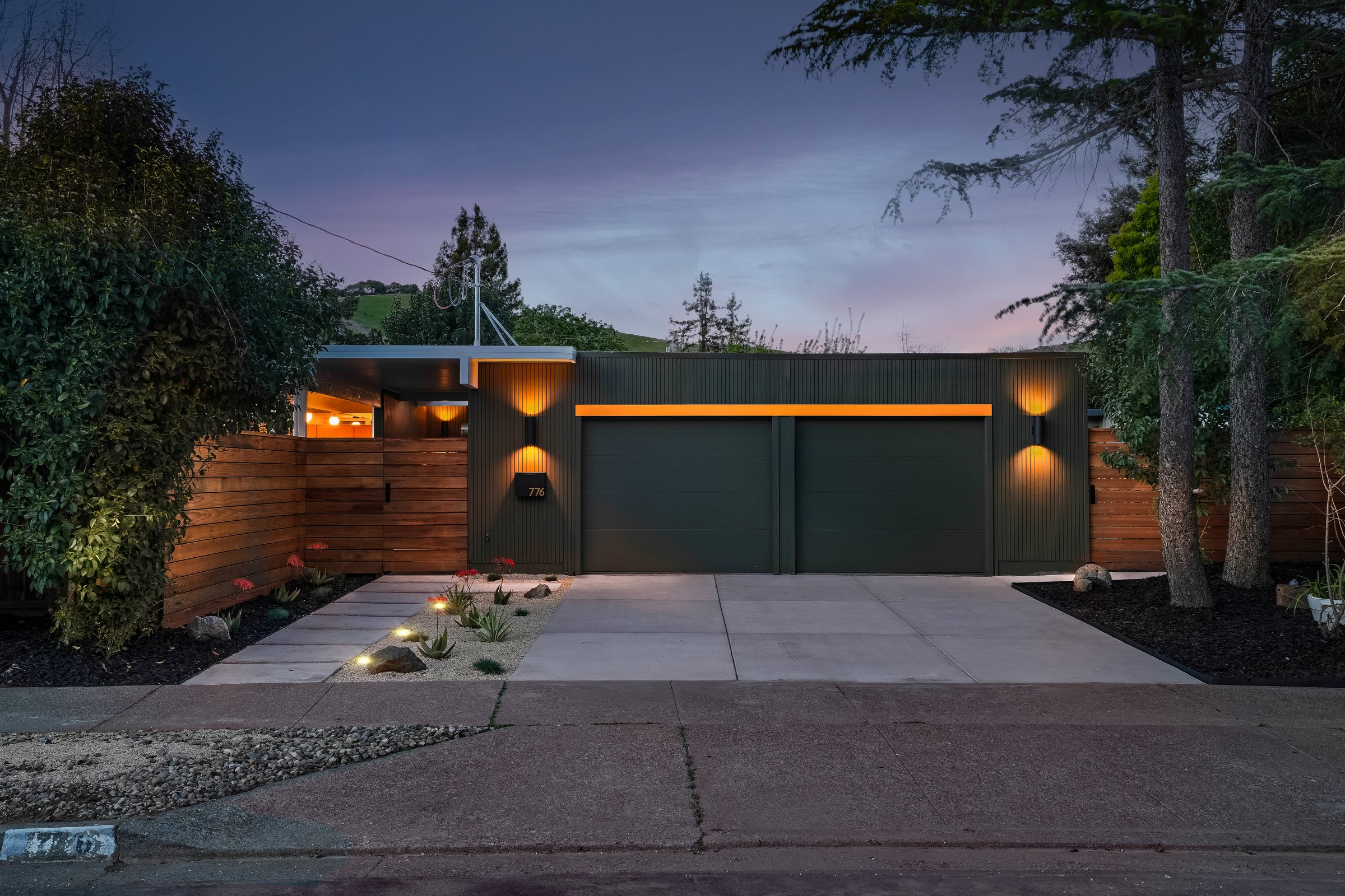 A midcentury home at twilight, San Rafael. Twilight real estate photography by Lumiful Media